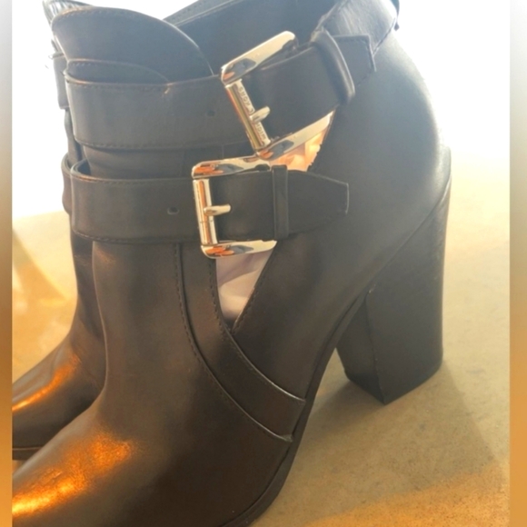 🌷  Michael Michael Kors booties -LIKE NEW -🌱 - Picture 2 of 3